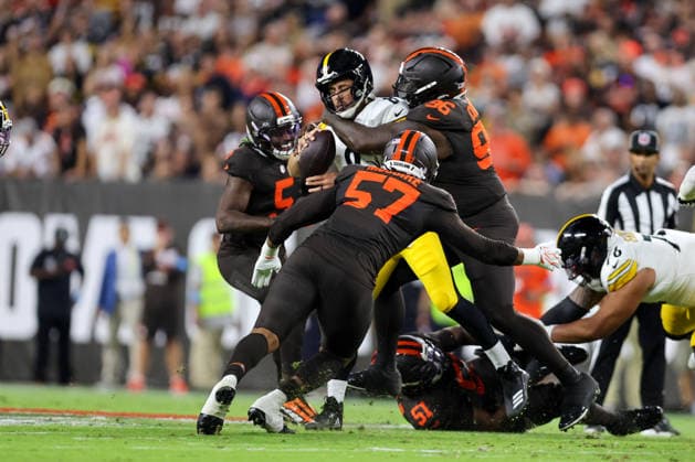 CLEVELAND, OH - OCTOBER 01: Cleveland Browns defensive tackle Maliek Collins (96) sacks Pittsburgh Steelers quarterback Aaron Rodgers (8) during the first quarter of the National Football League game between the Pittsburgh Steelers and Cleveland Browns on October 1, 2026, at Huntington Bank Field in Cleveland, OH. (Photo by Frank Jansky Icon Sportswire) NFL, American Football Herren, USA OCT 01 Steelers at Browns EDITORIAL USE ONLY Icon261001005