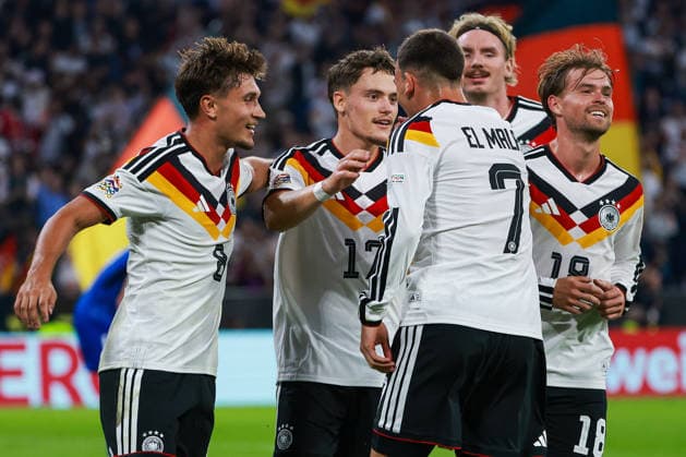 UEFA Nations League - 26 27 - Deutschland - Serbien am 01.10.2026 in der Allianz Arena in München Jubel, Torjubel, Torschuetze, Torschütze Florian Wirtz (Deutschland 17) jubelt nach seinem Tor zum 2 zu 0 mit der Mannschaft , hier mit Tom Bischof (Deutschland 8) , Said El Mala (Deutschland 7) , Nick Woltemade (Deutschland 11) und Maximilian Mittelstädt Mittelstaedt (Deutschland 18)