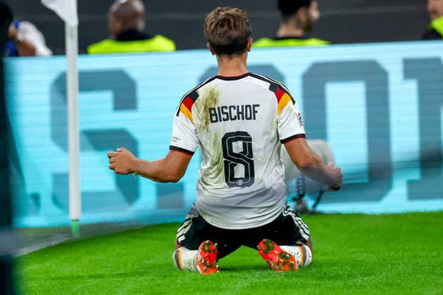 01.10.2026, Fußball, Länderspiel, Deutschland - Serbien, UEFA Nations League 2026 2027, 3.Spieltag, Allianz Arena (München), Saison 2026 27: Torjubel nach dem Tor zum 1:0 durch Torschütze Tom Bischof (GER 8) zusammen mit DFB regulations prohibit any use of photographs as image sequences and or quasi-video. Bayern Deutschland