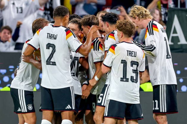 01.10.2026, Fußball, Länderspiel, Deutschland - Serbien, UEFA Nations League 2026 2027, 3.Spieltag, Allianz Arena (München), Saison 2026 27: Torjubel nach dem Tor zum 1:0 durch Torschütze Tom Bischof (GER 8) zusammen mit Derry Scherhant (GER 9) Aleksandar Pavlovic (GER 5) Philipp Treu (GER 13) Florian Wirtz (GER 17) Malick Thiaw (GER 2) Nick Woltemade (GER 11) DFB regulations prohibit any use of photographs as image sequences and or quasi-video. Bayern Deutschland