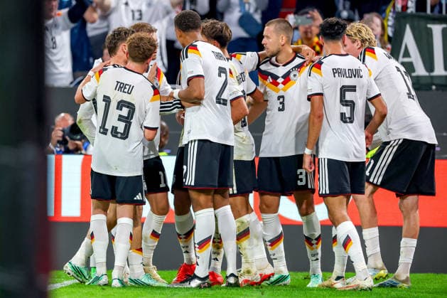 01.10.2026, Fußball, Länderspiel, Deutschland - Serbien, UEFA Nations League 2026 2027, 3.Spieltag, Allianz Arena (München), Saison 2026 27: Torjubel nach dem Tor zum 1:0 durch Torschütze Tom Bischof (GER 8) zusammen mit Derry Scherhant (GER 9) Aleksandar Pavlovic (GER 5) Philipp Treu (GER 13) Florian Wirtz (GER 17) Malick Thiaw (GER 2) Nick Woltemade (GER 11) DFB regulations prohibit any use of photographs as image sequences and or quasi-video. Bayern Deutschland