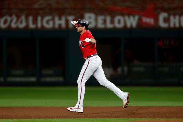 Atlanta Braves first baseman Matt Olson (28) runs the bases after hitting a solo home run in the seventh inning against the Philadelphia Phillies in game three of the MLB, Baseball Herren, USA National League Wild Card round at Truist Park in Atlanta, Georgia on Thursday, October 1, 2026.  ATL20261001324 MIKExZARRILLI
