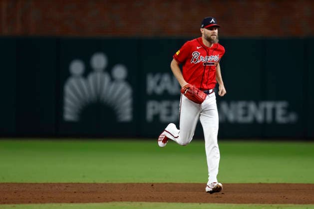 Atlanta Braves pitcher Chris Sale (51) replaces Dylan Dodd (46) in the eighth inning against the Philadelphia Phillies in game three of the MLB, Baseball Herren, USA National League Wild Card round at Truist Park in Atlanta, Georgia on Thursday, October 1, 2026.  ATL20261001326 MIKExZARRILLI