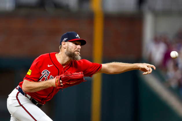 Atlanta Braves pitcher Chris Sale (51) pitches in the eighth inning against the Philadelphia Phillies in game three of the MLB, Baseball Herren, USA National League Wild Card round at Truist Park in Atlanta, Georgia on Thursday, October 1, 2026.  ATL20261001327a MIKExZARRILLI