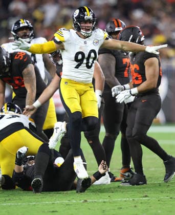 Pittsburgh Steelers T.J. Watt (90) celebrates a sack on Cleveland Browns Deshaun Watson (4) during the fourth quarter at Huntington Bank Field in Cleveland, Ohio on Thursday October 1, 2026.  CLE20261001119 AARONxJOSEFCZYK