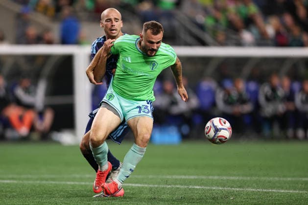 SEATTLE, WA - OCTOBER 01: Jordan Morris 13 of the Seattle Sounders is defended by Jansen Miller 15 of Sporting Kansas City during a game between Sporting Kansas City and the Seattle Sounders on October 1, 2026 at Lumen Field in Seattle, Washington. (Photo by Henry Rodenburg Icon Sportswire) SOCCER: OCT 01 MLS, Fussball Herren, USA Seattle Sounders FC vs Sporting Kansas City EDITORIAL USE ONLY Icon26100109