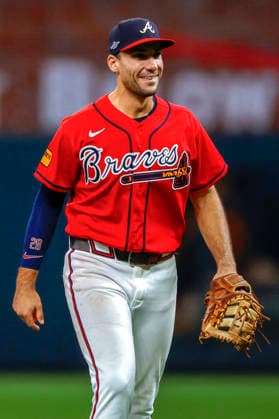 Atlanta Braves first baseman Matt Olson (28) smiles after defeating the Philadelphia Phillies in game three of the MLB, Baseball Herren, USA National League Wild Card round at Truist Park in Atlanta, Georgia on Thursday, October 1, 2026.  ATL20261001339a MIKExZARRILLI