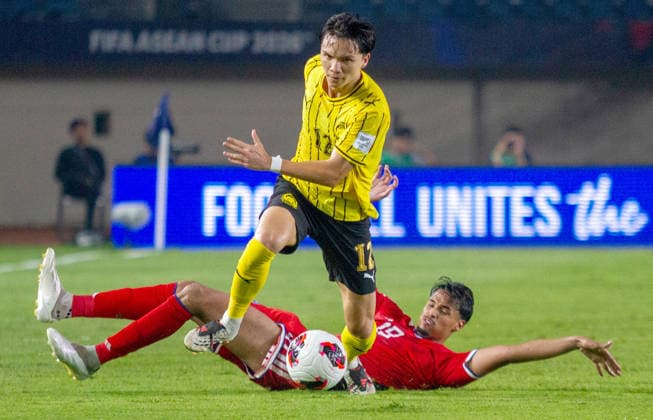 (261002) -- BANDUNG, Oct. 2, 2026 -- Stuart Wilkin (top) of Malaysia vies with Ikhsan Fandi of Singapore during the FIFA ASEAN Cup 2026 Division 1 Group A match between Malaysia and Singapore at Si Jalak Harupat Stadium, in Bandung, West Java, Indonesia, Oct. 1, 2026. (Photo by Xinhua) (SP)INDONESIA-BANDUNG-FOOTBALL-FIFA ASEAN CUP 2026-DIVISION 1-GROUP A-MALAYSIA VS SINGAPORE SeptianjarxMuharam 