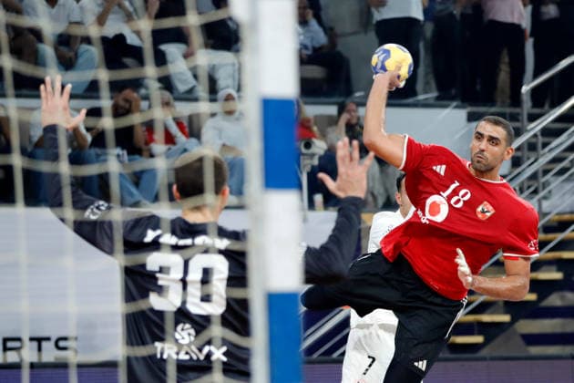 (261002) -- CAIRO, Oct. 2, 2026 -- Khaled Walid (R) of Al Ahly SC shoots during the bronze medal handball match between Zamalek Club of Egypt and Al Ahly SC of Egypt at the 19th IHF Men s Club World Championship, WM, Weltmeisterschaft 2026 in Cairo, Egypt, Oct. 1, 2026. ) (SP)EGYPT-CAIRO-HANDBALL-IHF-MEN S CLUB WORLD CHAMPIONSHIP-BRONZE MEDAL MATCH AhmedxGomaa 
