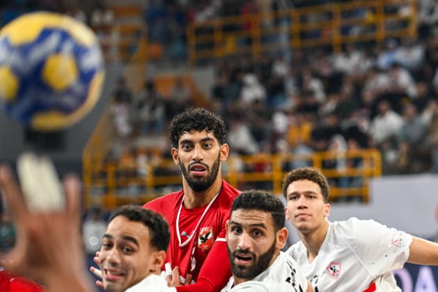 (261002) -- CAIRO, Oct. 2, 2026 -- Players eye on the ball during the bronze medal handball match between Zamalek Club of Egypt and Al Ahly SC of Egypt at the 19th IHF Men s Club World Championship, WM, Weltmeisterschaft 2026 in Cairo, Egypt, Oct. 1, 2026. ) (SP)EGYPT-CAIRO-HANDBALL-IHF-MEN S CLUB WORLD CHAMPIONSHIP-BRONZE MEDAL MATCH XinxMengchen 
