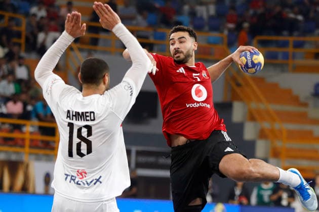 (261002) -- CAIRO, Oct. 2, 2026 -- Mohsen Ramadan (R) of Al Ahly SC shoots during the bronze medal handball match between Zamalek Club of Egypt and Al Ahly SC of Egypt at the 19th IHF Men s Club World Championship, WM, Weltmeisterschaft 2026 in Cairo, Egypt, Oct. 1, 2026. ) (SP)EGYPT-CAIRO-HANDBALL-IHF-MEN S CLUB WORLD CHAMPIONSHIP-BRONZE MEDAL MATCH AhmedxGomaa 