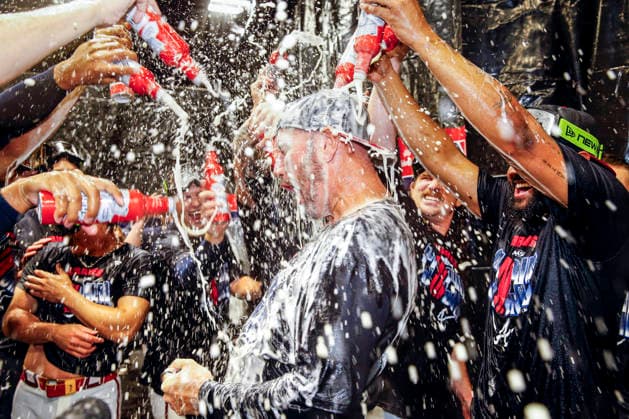 Atlanta Braves pitching coach Jeremy Hefner is doused in beer to celebrate after the Braves defeated the Philadelphia Phillies in game three of the MLB, Baseball Herren, USA National League Wild Card round at Truist Park in Atlanta, Georgia on Thursday, October 1, 2026.  ATL20261001338 MIKExZARRILLI