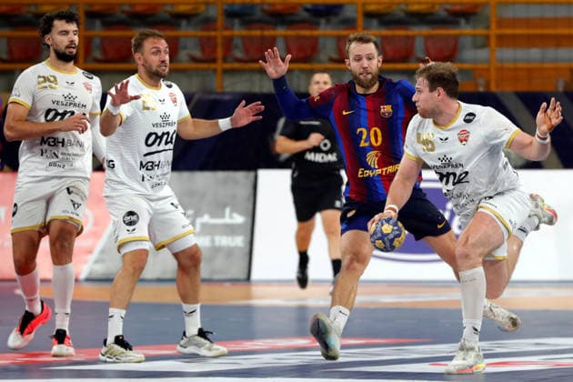 (261002) -- CAIRO, Oct. 2, 2026 -- Dragan Jacques Pechmalbec (1st R) of Veszprem HC competes during the gold medal match between Veszprem HC of Hungary and FC Barcelona, Barca of Spain at the 19th IHF Men s Club World Championship, WM, Weltmeisterschaft 2026 in Cairo, Egypt, Oct. 1, 2026. ) (SP)EGYPT-CAIRO-HANDBALL-IHF-MEN S CLUB WORLD CHAMPIONSHIP-GOLD MEDAL MATCH AhmedxGomaa 