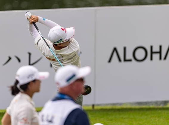 October 1, 2026, Honolulu, Hawaii, USA: HYOO JOO KIM hits the ball at the 7th tee while spectators look on during day 1 of the 2026 Lotte Championship at Hoakalei Country Club, Ewa Beach, Hawaii, USA. Honolulu USA - ZUMAm310 20261001_zsp_m310_024 Copyright: xElliotxMilesx