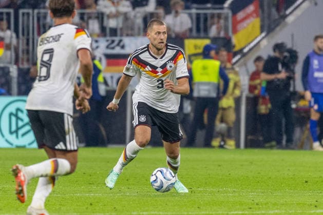 Fussball: UEFA Nations League 2026 - 2027, 3. Spieltag - Deutschland vs Serbien - Allianz-Arena (München) : Waldemar Anton (Deutschland, 3) am Ball Copyright: xMichellexLukax