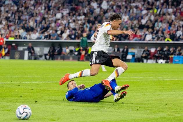 Fussball: UEFA Nations League 2026 - 2027, 3. Spieltag - Deutschland vs Serbien - Allianz-Arena (München) : Derry Scherhant (Deutschland, 9) im Zweikampf gegen Nemanja Maksimovic (Serbien, 5) Copyright: xMichellexLukax