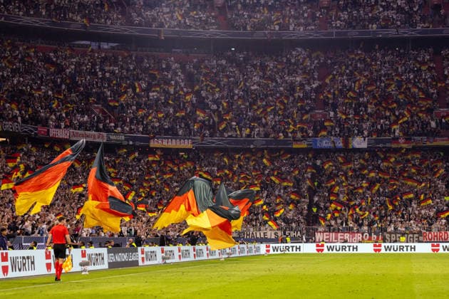 Fussball: UEFA Nations League 2026 - 2027, 3. Spieltag - Deutschland vs Serbien - Allianz-Arena (München) : Fahnen mit Fans Copyright: xMichellexLukax