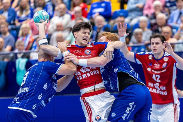 (L-R) Christian O Sullivan (TBV Lemgo Lippe, 09), Alem Hadzic (Handball Club Hamburg, 77), Nicolai Theilinger (TBV Lemgo Lippe, 03) GER, TBV Lemgo Lippe vs. Handball Club Hamburg, Handball, 1. Bundesliga, 7. Spieltag, Spielzeit 2026 2027, 01.10.2026 GER, TBV Lemgo Lippe vs. Handball Club Hamburg, Handball, 1. Bundesliga, 7. Spieltag, Spielzeit 2026 2027, 01.10.2026 Lemgo Copyright: xEibner-Pressefoto JanxRollingerx EP_JSK