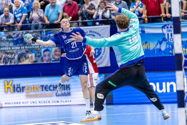 (L-R) Leve Carstensen (TBV Lemgo Lippe, 21) im Torwurf gegen Leon Nowottny (Handball Club Hamburg, 74) GER, TBV Lemgo Lippe vs. Handball Club Hamburg, Handball, 1. Bundesliga, 7. Spieltag, Spielzeit 2026 2027, 01.10.2026 GER, TBV Lemgo Lippe vs. Handball Club Hamburg, Handball, 1. Bundesliga, 7. Spieltag, Spielzeit 2026 2027, 01.10.2026 Lemgo Copyright: xEibner-Pressefoto JanxRollingerx EP_JSK