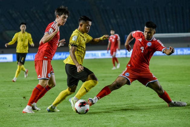 October 1, 2026, Bandung, West Java, Indonesia: Malaysian national team, Nationalteam player ARIF AIMAN (C) fight with the ball against Singapore national team player NUR ADAM ABDULLAH (R) during the match at FIFA ASEAN Cup 2026 match between Malaysia and Singapore at Si Jalak Harupat Stadium in Bandung, Indonesia. Malaysia wins 6-0. FIFA ASEAN CUP 2026: Malaysia Vs Singapore 6:0  - ZUMAr272 0868363984st Copyright: xDimasxRachmatsyahx