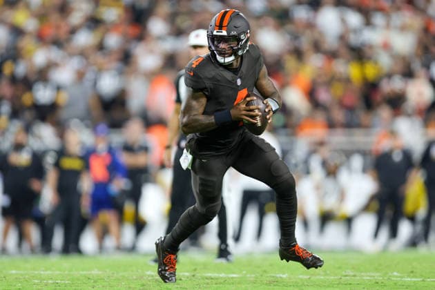 CLEVELAND, OH - OCTOBER 01: Cleveland Browns quarterback Deshaun Watson (4) rolls out of the pocket during the second quarter of the National Football League game between the Pittsburgh Steelers and Cleveland Browns on October 1, 2026, at Huntington Bank Field in Cleveland, OH. (Photo by Frank Jansky Icon Sportswire) NFL, American Football Herren, USA OCT 01 Steelers at Browns EDITORIAL USE ONLY Icon261001033