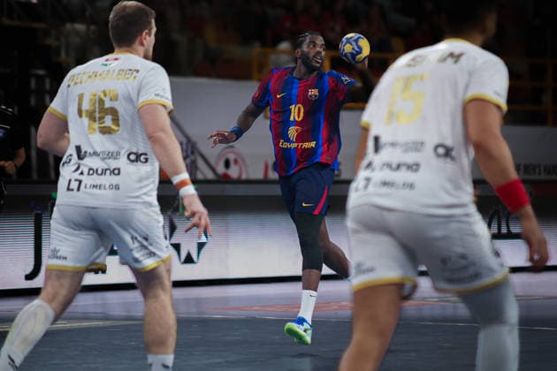 FC Barcelona, Barca v Veszprem HC - IHF Men s Handball Club World Championship, WM, Weltmeisterschaft Final Barcelona player D. Mem catches the ball during the IHF Men s Super Globe final between Veszprem and Barcelona at the New Administrative Capital Hall in Cairo, Egypt, on October 1, 2026. Cairo Egypt  Copyright: xAhmedxMosaadx originalFilename:mosad-notitle261001_npto1.jpg