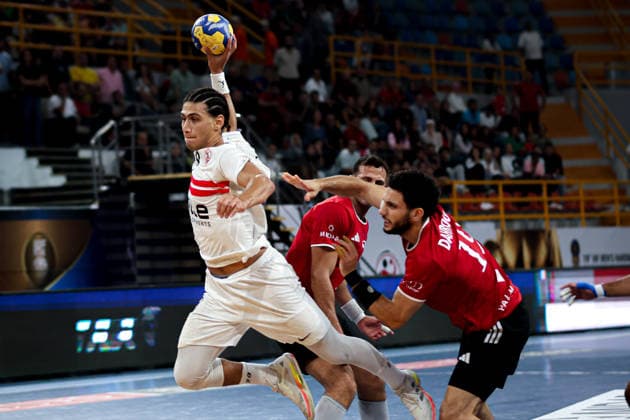 Al Ahly v Zamalek - Third Place Match - IHF Men s Super Globe Ziad Hashad, Zamalek player (white), has possession of the ball during the third-place match between Al Ahly and Zamalek in the IHF Men s Super Globe at the New Administrative Capital Hall in Cairo, Egypt, on October 1, 2026. Cairo Egypt  Copyright: xAhmedxMosaadx originalFilename:mosad-notitle261001_npaT3.jpg