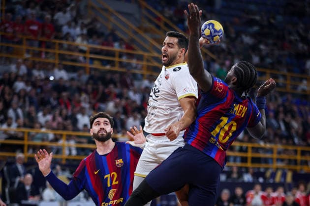 Barcelona v Veszprem - 19th IHF Men s Club World Championship, WM, Weltmeisterschaft 2026 - Final 10 Dika MEM of Barcelona battles for possession with 15 MOHAMED Ahmed Hesham Elsayed of Veszprem during the 19th IHF Men s Club World Championship 2026 Final match between Barcelona and Veszprem at the New Administrative Capital Covered Hall on October 1, 2026. New Cairo -New Capital Egypt  Copyright: xAymanxArefx originalFilename:aref-notitle261001_np6U3.jpg
