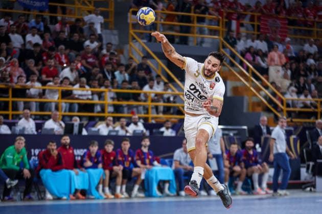 Barcelona v Veszprem - 19th IHF Men s Club World Championship, WM, Weltmeisterschaft 2026 - Final Hugo Georges Christian Descat of Veszprem plays during the final match of the 19th IHF Men s Club World Championship between Barcelona and Veszprem at the New Administrative Capital Covered Hall on October 1, 2026. New Cairo -New Capital Egypt  Copyright: xAymanxArefx originalFilename:aref-notitle261001_npsKV.jpg