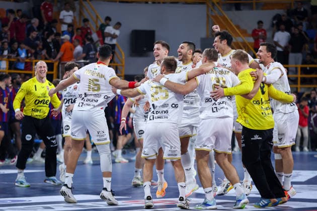 Barcelona v Veszprem - 19th IHF Men s Club World Championship, WM, Weltmeisterschaft 2026 - Final Veszprem players celebrate after winning the 19th IHF Men s Club World Championship 2026 final match against Barcelona at the New Administrative Capital Covered Hall in Egypt on October 1, 2026. New Cairo -New Capital Egypt  Copyright: xAymanxArefx originalFilename:aref-notitle261001_npi6f.jpg