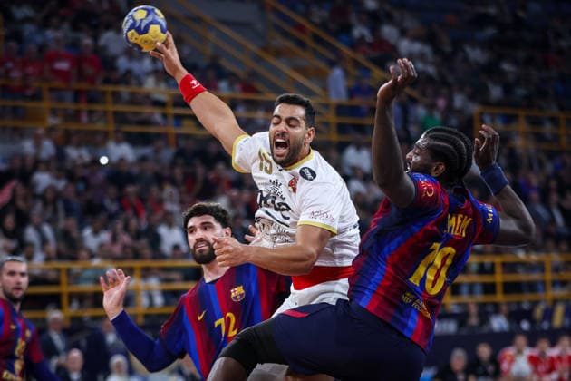 Barcelona v Veszprem - 19th IHF Men s Club World Championship, WM, Weltmeisterschaft 2026 - Final Mohamed Ahmed Hesham Elsayed of Veszprem plays during the final match of the 19th IHF Men s Club World Championship 2026 between Barcelona and Veszprem at the New Administrative Capital Covered Hall on October 1, 2026. New Cairo -New Capital Egypt  Copyright: xAymanxArefx originalFilename:aref-notitle261001_npma6.jpg