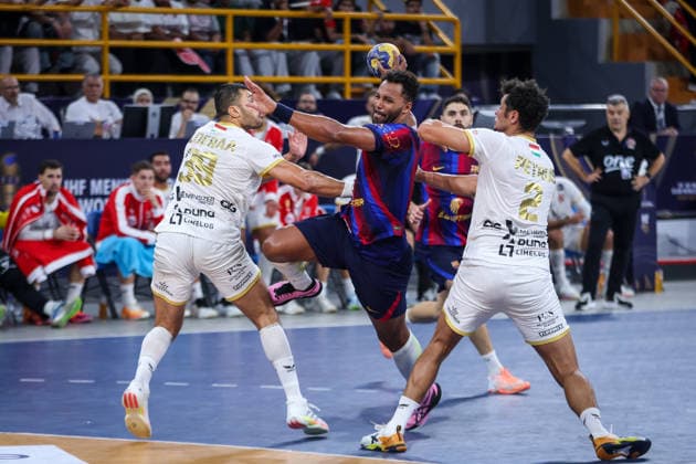Barcelona v Veszprem - 19th IHF Men s Club World Championship, WM, Weltmeisterschaft 2026 - Final Timothey N Guessan of Barcelona battles for possession with Yehia Elderaa and Thiagus Petrus Goncalves Dos Santos of Veszprem during the final match of the 19th IHF Men s Club World Championship 2026 at the New Administrative Capital Covered Hall on October 1, 2026. New Cairo -New Capital Egypt  Copyright: xAymanxArefx originalFilename:aref-notitle261001_npnBF.jpg
