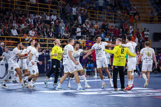 Barcelona v Veszprem - 19th IHF Men s Club World Championship, WM, Weltmeisterschaft 2026 - Final Veszprem players celebrate after winning the 19th IHF Men s Club World Championship 2026 final match against Barcelona at the New Administrative Capital Covered Hall in Egypt on October 1, 2026. New Cairo -New Capital Egypt  Copyright: xAymanxArefx originalFilename:aref-notitle261001_npw21.jpg