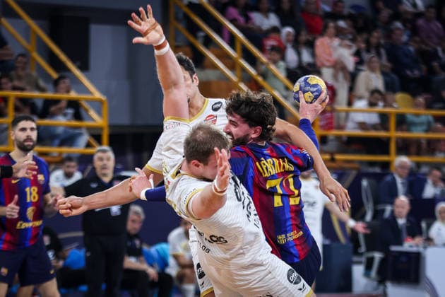Barcelona v Veszprem - 19th IHF Men s Club World Championship, WM, Weltmeisterschaft 2026 - Final Ludovic Fabregas, number 72, of Barcelona battles for possession with Jacques Pechmalbec Dragan, number 46, and Thiagus Petrus Goncalves Dos Santos, number 2, of Veszprem during the final match of the 19th IHF Men s Club World Championship 2026 at the New Administrative Capital Covered Hall in Egypt on October 1, 2026. New Cairo -New Capital Egypt  Copyright: xAymanxArefx originalFilename:aref-notitle261001_npXkK.jpg