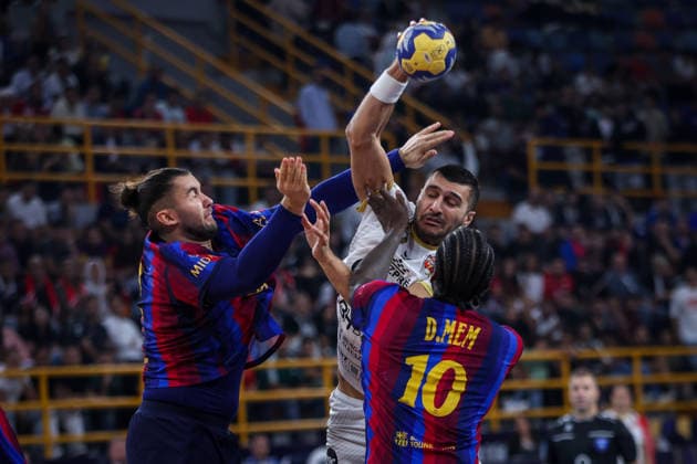 Barcelona v Veszprem - 19th IHF Men s Club World Championship, WM, Weltmeisterschaft 2026 - Final Luis Frade, number 82, and Dika Mem, number 10, of Barcelona battle for possession with Yehia Elderaa, number 39, of Veszprem during the final match of the 19th IHF Men s Club World Championship 2026 at the New Administrative Capital Covered Hall on October 1, 2026. New Cairo -New Capital Egypt  Copyright: xAymanxArefx originalFilename:aref-notitle261001_npZfX.jpg