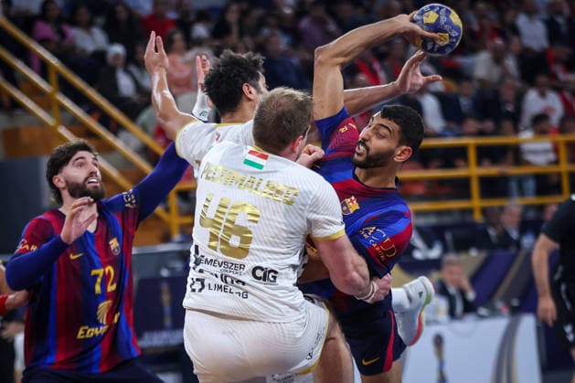 Barcelona v Veszprem - 19th IHF Men s Club World Championship, WM, Weltmeisterschaft 2026 - Final Seif Elderaa of Barcelona battles for possession with Jacques Pechmalbec Dragan and Thiagus Petrus Goncalves dos Santos of Veszprem during the final match of the 19th IHF Men s Club World Championship 2026 between Barcelona and Veszprem at the New Administrative Capital Covered Hall on October 1, 2026. New Cairo -New Capital Egypt  Copyright: xAymanxArefx originalFilename:aref-notitle261001_npswt.jpg