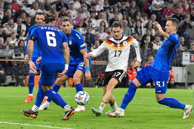 v. li. im Kampf um den Ball Nemanja Gudelj (Serbien 6) Srdan Babic (Serbien 15) Florian Wirtz (Deutschland 17) Nemanja Maksimovic (Serbien 5) 01.10.2026 ¢ Fussball ¢ Nations League ¢ Deutschland vs Serbien, Allianz Arena, München Muenchen, Bayern Germany