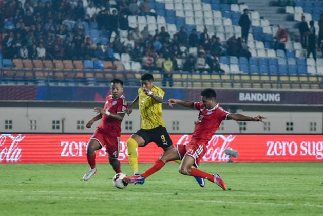 October 1, 2026, Bandung, West Java, Indonesia: Malaysian national team, Nationalteam player BERGSON (2L) compete with the ball against Singapore national team player BAHARUDIN SAFUWAN (R) during the match at FIFA ASEAN Cup 2026 match between Malaysia and Singapore at Si Jalak Harupat Stadium in Bandung, Indonesia. Malaysia wins 6-0. FIFA ASEAN CUP 2026: Malaysia Vs Singapore 6:0  - ZUMAr272 0868391721st Copyright: xDimasxRachmatsyahx