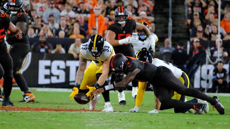 Oct 01, 2026; Deshaun Watson 4 fumbles during the Pittsburgh Steelers vs Cleveland Browns game in Cleveland, OH, USA; at Huntington Bank Field. Mandatory Credit: -Cal Media Cleveland USA - ZUMAcp5_ 20261001_faf_cp5_043 Copyright: xJasonxPohuskix
