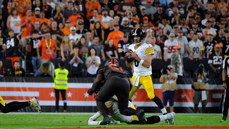 NFL, American Football Herren, USA 2026: Browns Vs Steelers OCT 01 Oct 01, 2026; Aaron Rodgers 8 during the Pittsburgh Steelers vs Cleveland Browns game in Cleveland, OH, USA; at Huntington Bank Field. Mandatory Credit: Jason Pohuski-Cal Media(Credit Image: Â Jason Pohuski Cal Sport Media) Cleveland Oh USA EDITORIAL USE ONLY Copyright: xx ZUMA-20261001_faf_cp5_030.jpg JasonxPohuskix csmphotothree528846