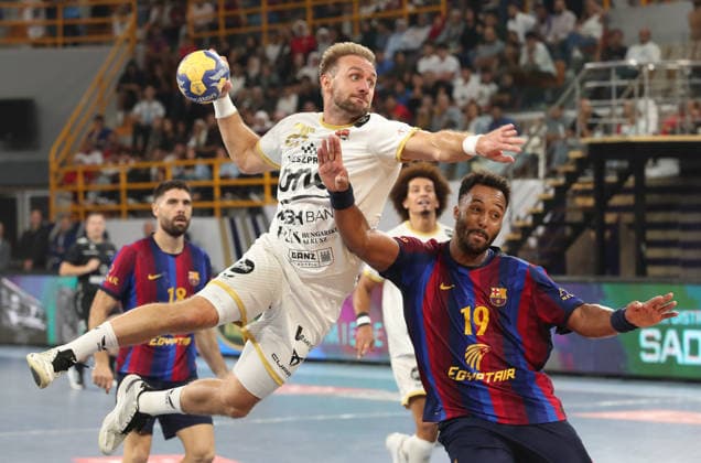 Handball - 2026 IHF Men s Handball Club World Championship, WM, Weltmeisterschaft in Egypt Luka Cindric of Veszprem HC (L) in action against Timothey Nguessan (R) of Barcelona during the 2026 IHF Men s Handball Club World Championship final match between FC Barcelona, Barca and Veszprem HC, in the New Administrative Capital, Egypt on October 01, 2026. New Administrative Capital EGYPT  Copyright: xMatrixxImages KhaledxElfiqix