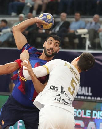 Handball - 2026 IHF Men s Handball Club World Championship, WM, Weltmeisterschaft in Egypt Seif Elderaa (L) of Barcelona in action against Ivan Martinovic of Veszprem HC (R) during the 2026 IHF Men s Handball Club World Championship final match between FC Barcelona, Barca and Veszprem HC, in the New Administrative Capital, Egypt on October 01, 2026. New Administrative Capital EGYPT  Copyright: xMatrixxImages KhaledxElfiqix