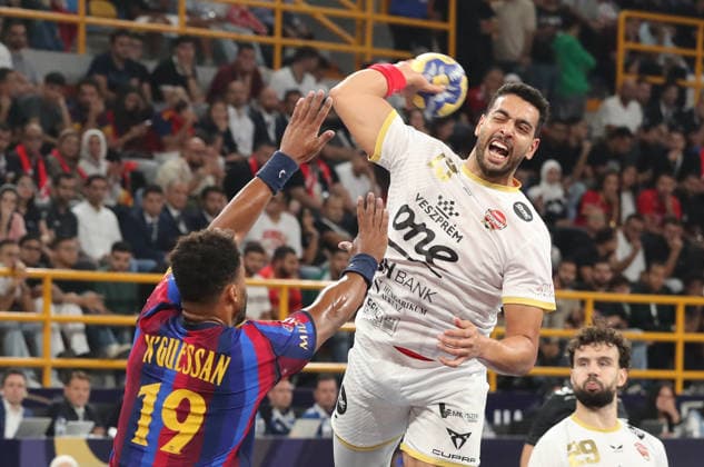 Handball - 2026 IHF Men s Handball Club World Championship, WM, Weltmeisterschaft in Egypt Ahmed Hesham of Veszprem HC (R) in action against Timothey Nguessan (L) of Barcelona during the 2026 IHF Men s Handball Club World Championship final match between FC Barcelona, Barca and Veszprem HC, in the New Administrative Capital, Egypt on October 01, 2026. New Administrative Capital EGYPT  Copyright: xMatrixxImages KhaledxElfiqix