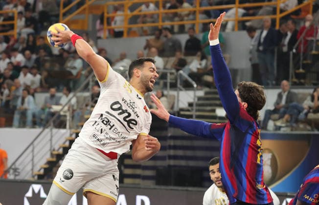Handball - 2026 IHF Men s Handball Club World Championship, WM, Weltmeisterschaft in Egypt Ahmed Hesham of Veszprem HC (L) in action against Djordje Cikusa (R) of Barcelona during the 2026 IHF Men s Handball Club World Championship final match between FC Barcelona, Barca and Veszprem HC, in the New Administrative Capital, Egypt on October 01, 2026. New Administrative Capital EGYPT  Copyright: xMatrixxImages KhaledxElfiqix