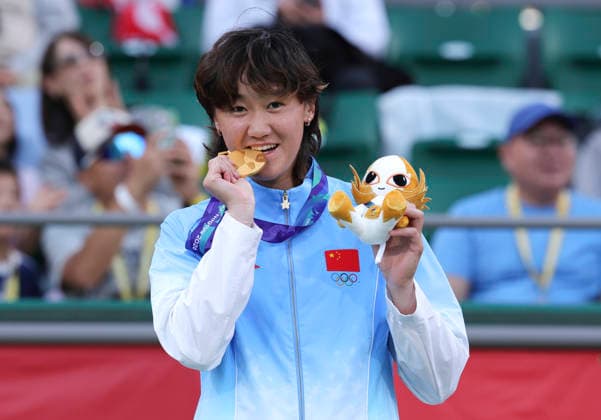 (261002) -- NAGOYA, Oct. 2, 2026 -- Gold medalist Wang Xiyu of China poses during the awarding ceremony for the women s singles of tennis at the 20th Asian Games Aichi-Nagoya 2026 in Nagoya, Japan, Oct. 2, 2026. ) (SP)JAPAN-NAGOYA-ASIAN GAMES-TENNIS-WOMEN S SINGLES-CEREMONY LixBo 