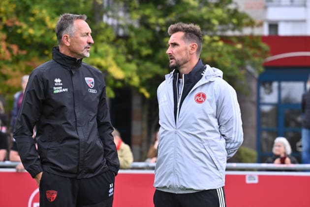 02.10.2026 - Fussball - Saison 2026 2027 - Testspiel Freundschaftsspiel Vorbereitungsspiel: 1. FC Nürnberg Nuernberg FCN ( Club ) - FC Ingolstadt FCI ( Schanzer ) - Sportfoto Zink - xwoxzix - Achim Beierlorzer ( Trainer FC Ingolstadt 04 ) Miroslav Miro Klose ( Trainer 1. FC Nürnberg FCN ) vor Spielbeginn