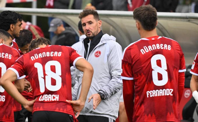02.10.2026 - Fussball - Saison 2026 2027 - Testspiel Freundschaftsspiel Vorbereitungsspiel: 1. FC Nürnberg Nuernberg FCN ( Club ) - FC Ingolstadt FCI ( Schanzer ) - Sportfoto Zink - xwoxzix - Miroslav Miro Klose ( Trainer 1. FC Nürnberg FCN ) spricht zu Mannschaft Team