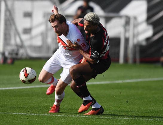 0210.2026, xophax, Fussball 1.Bundesliga, Bayer 04 Leverkusen Testspiel gegen Fortuna Köln . Loic Bade , rechts ( Bayer 04 ) und Jannik Mause ( SC Fortuna Köln ) , links Leverkusen
