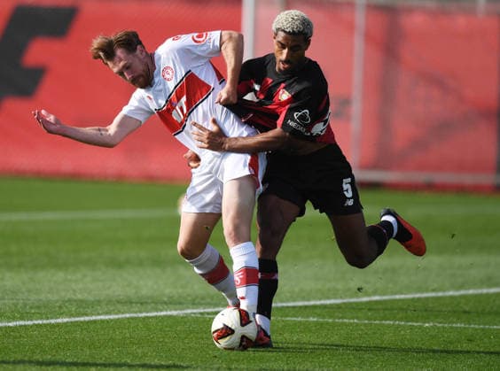 0210.2026, xophax, Fussball 1.Bundesliga, Bayer 04 Leverkusen Testspiel gegen Fortuna Köln . Loic Bade , rechts ( Bayer 04 ) und Jannik Mause ( SC Fortuna Köln ) , links Leverkusen