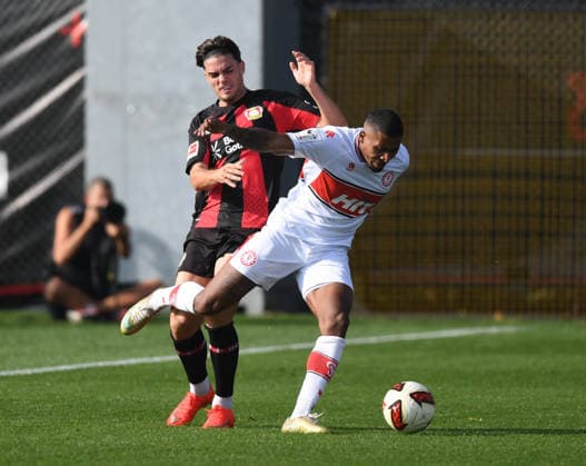 0210.2026, xophax, Fussball 1.Bundesliga, Bayer 04 Leverkusen Testspiel gegen Fortuna Köln . Miguel Gutierrez , links ( Bayer 04 ) und Florian Heister ( SC Fortuna Köln ) , rechts Leverkusen